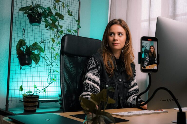 mujer utilizando la computadora para crear contenido